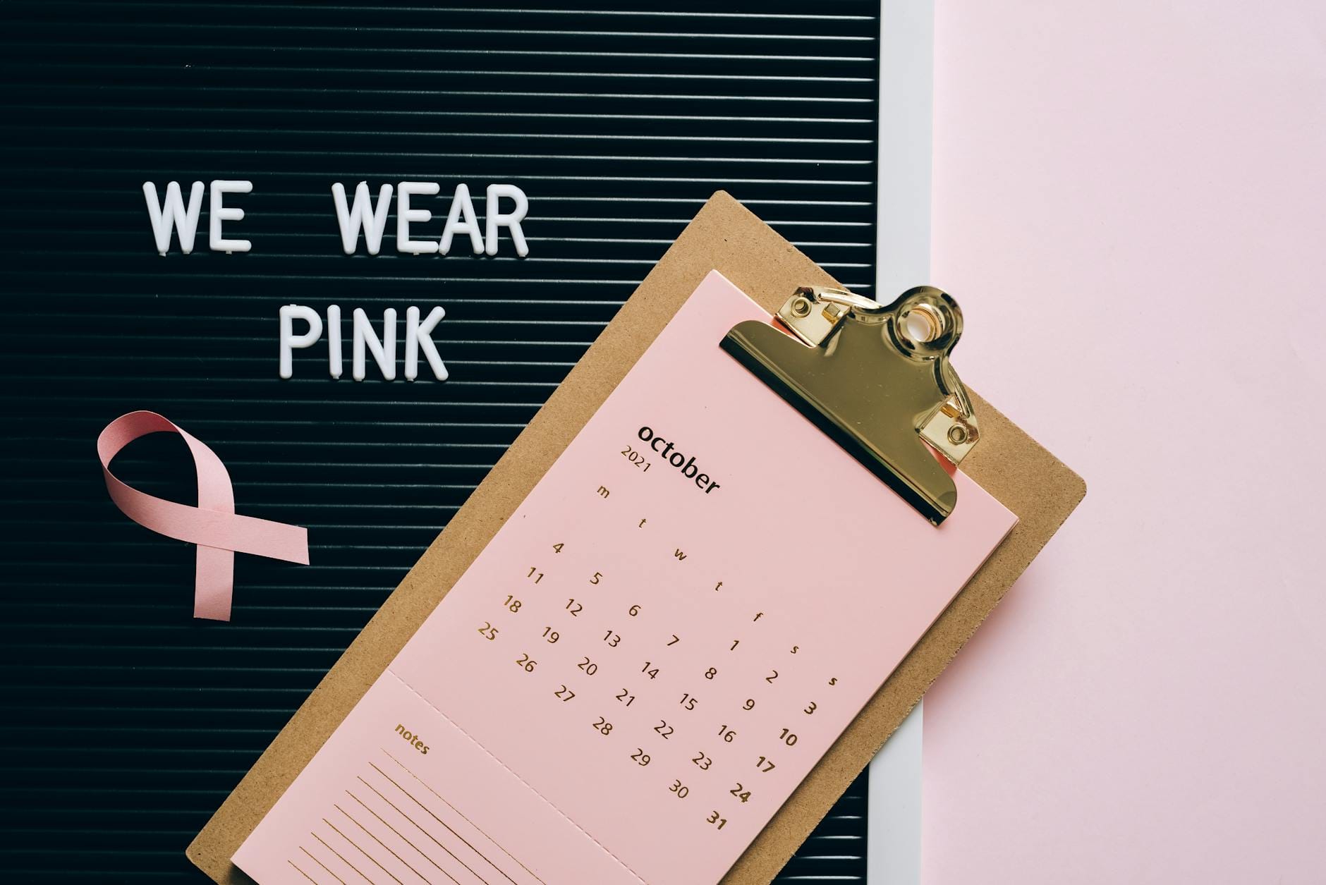 Różowy kalendarz październikowy z wstążką świadomości raka piersi