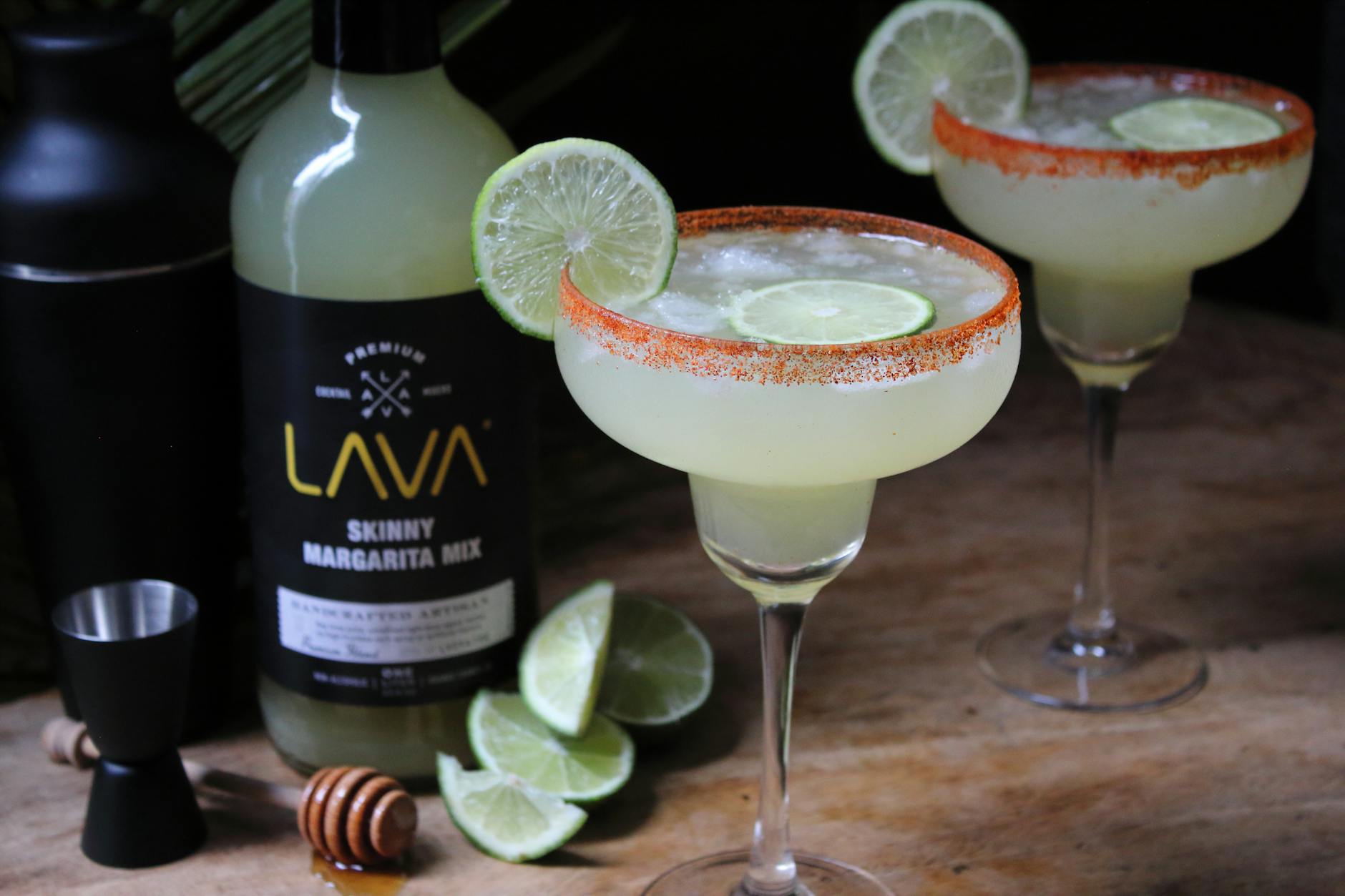 Klasyczna margarita z limonką w szkle na drewnianym stole