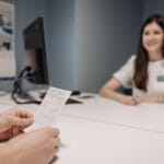 Lekarka omawia z pacjentką wyniki badań w gabinecie klinicznym