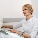 Lekarka wykonuje badanie diagnostyczne w gabinecie ginekologicznym