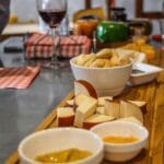 Deska serów z winem i sosami przygotowana na domową degustację