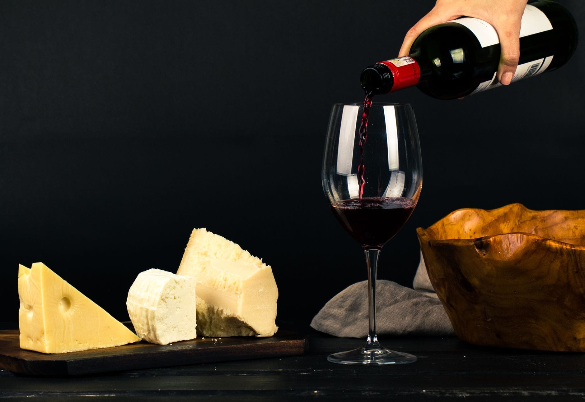 Deska serów z winem i sosami przygotowana na domową degustację