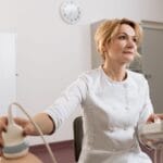 Lekarka wykonuje badanie USG pacjentce w gabinecie ginekologicznym