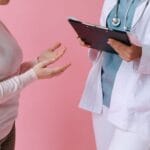 Pacjentka konsultująca z lekarzem możliwości leczenia ginekologicznego