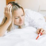 Plamienie implantacyjne a miesiączka: 5 różnic, po których rozpoznasz wczesną ciążę