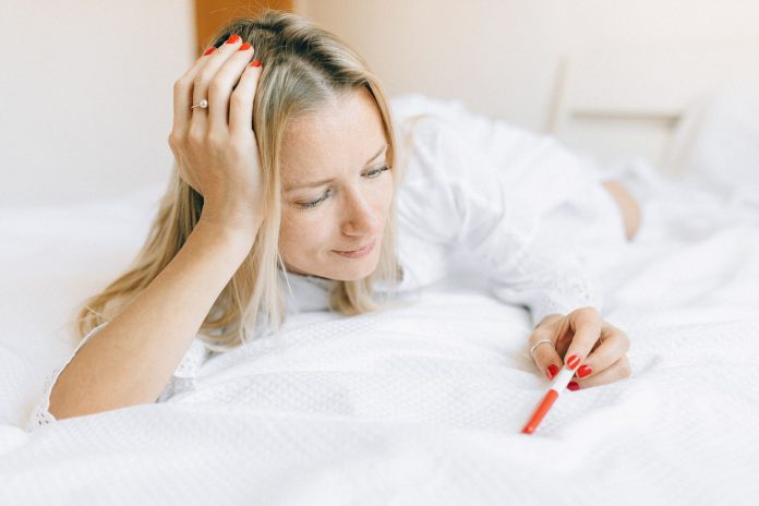 Plamienie implantacyjne a miesiączka: 5 różnic, po których rozpoznasz wczesną ciążę Plamienie implantacyjne a miesiączka: 5 różnic, po których rozpoznasz wczesną ciążę